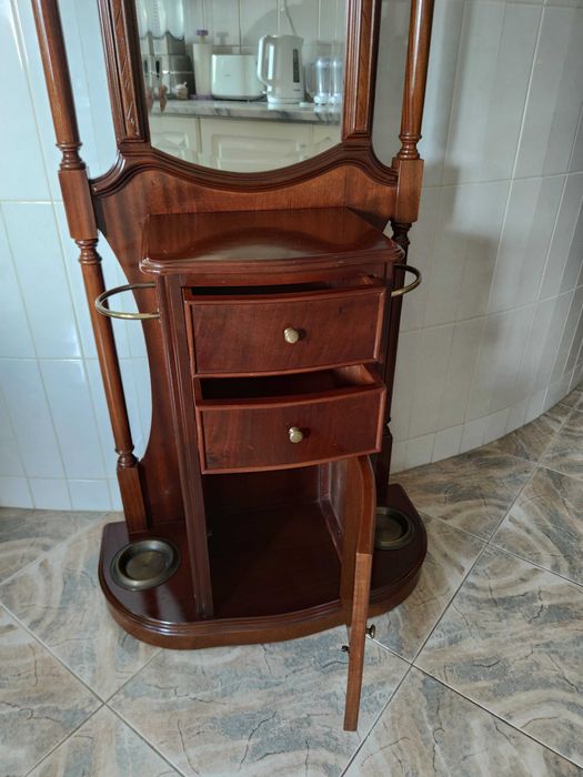 Móvel de entrada com espelho e bengaleiro (Estilo Classico)