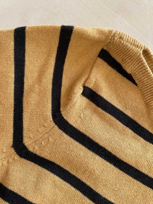 Brązowy sweter w paski