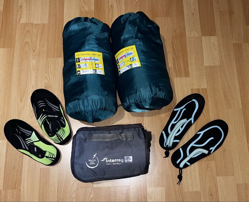 2 dziecięce śpiwory typu mumia Kids Discoverer oraz koc i buty do wody