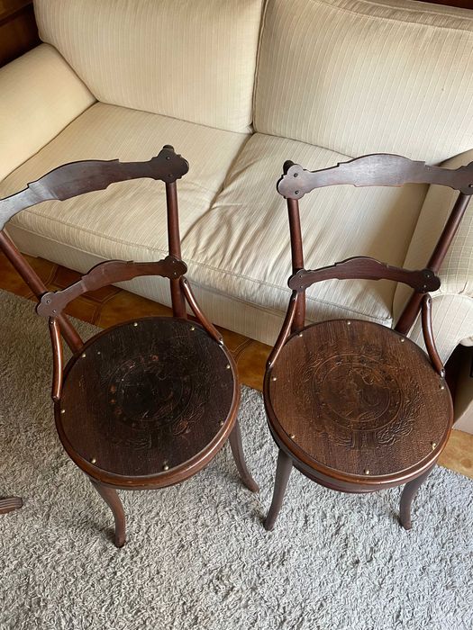 Conjunto de 12 Cadeiras Antigas Mão/Thonet com Assento Gravado