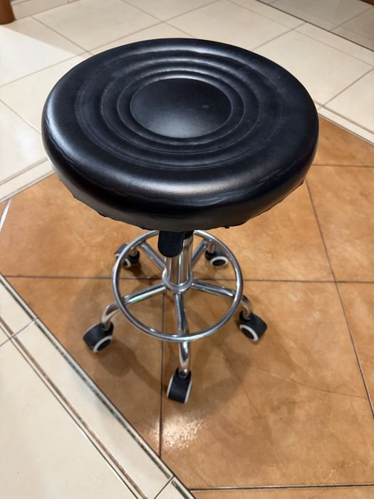 Hoker Taboret Obrotowy Kosmetyczny Stołek na kółkach Fryzjerski