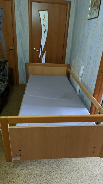 Медицинская кровать электрическая с подъемником.
