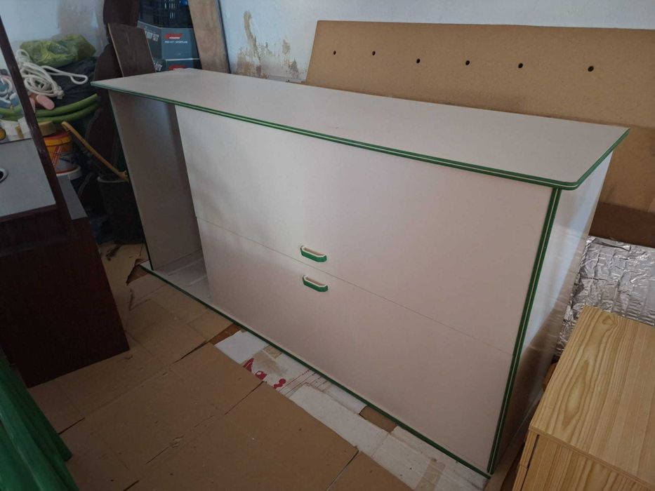 Conjunto de quarto: 2 camas individuais com colchões, mesa de cabeceira e roupeiro