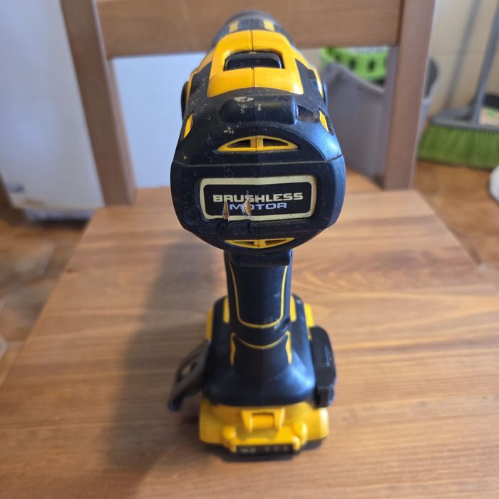 Aparafusadora DeWalt DCD795