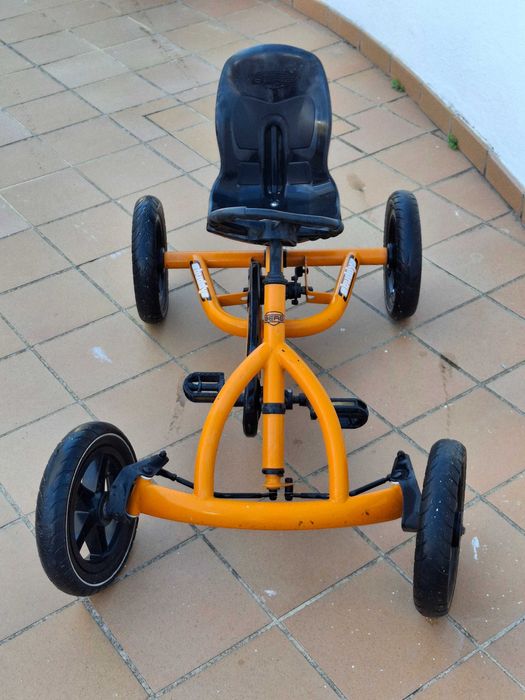 Vende-se kart para criança em bom estado de conservação.