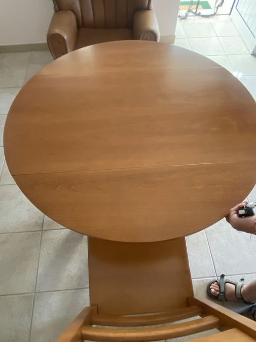 Mesa de cozinha e muito bom estado