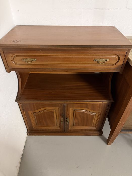 Móvel em madeira com gaveta e portas – 75 cm