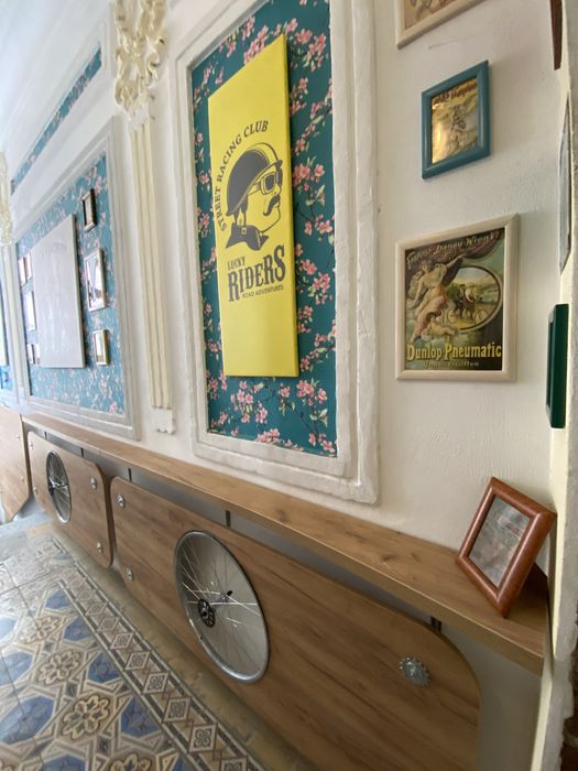 Готель « Ровер» власна парковка , ближній центр, сніданки.