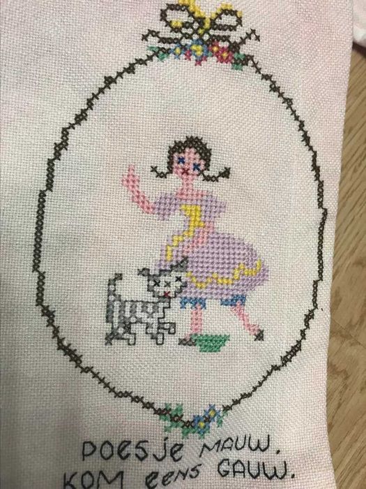 Комплект подушки детские  диванные  c вышивкой и котик