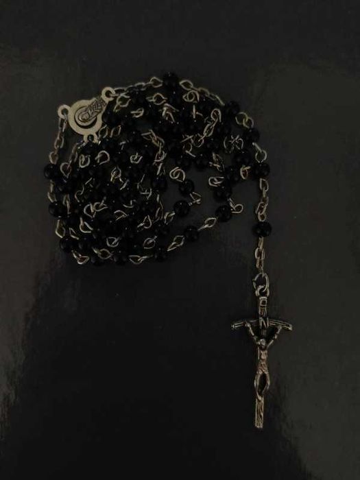 Różaniec komunijny z czarnymi perłami i pudełkiem z Janem Pawłem II.