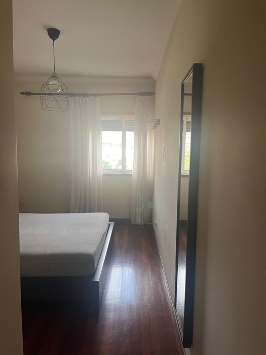 Para arrendar de quarto em rua Padre António Vieira, 111