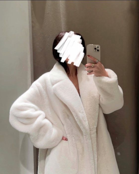 Sobretudo comprido de pelo branco/creme da Zara