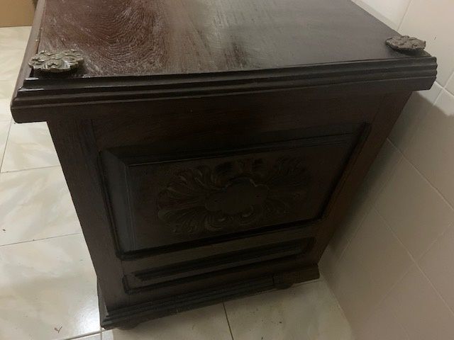 Arca de madeira escura