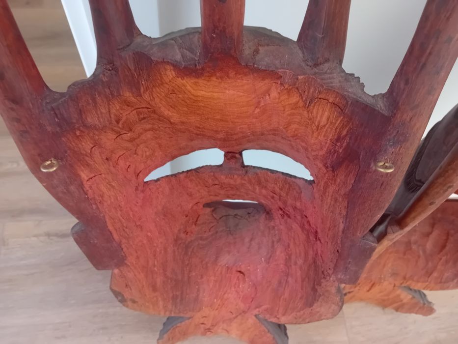 2 mascaras em madeira