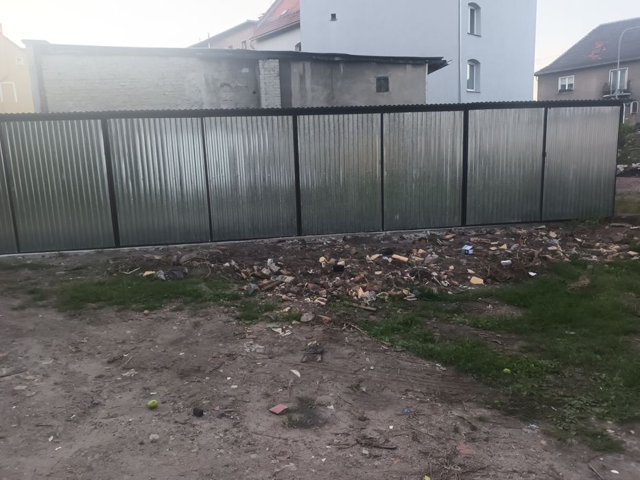 Schowek garaz z placem prąd