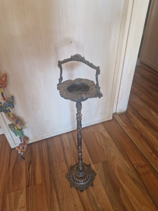 Cinzeiro de pé alto em ferro