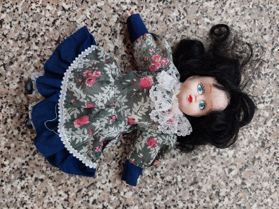 Dolls with porcelain faces and limbs64298958192513123