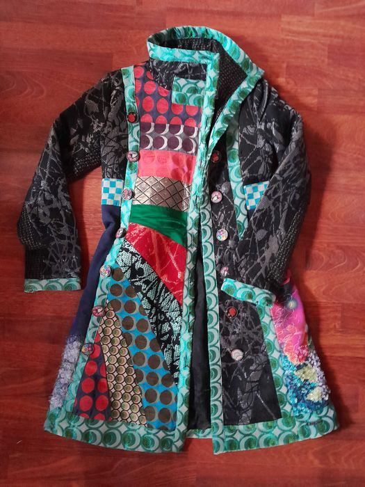 Desigual, kolorowy płaszcz z różnych faktur 34/36