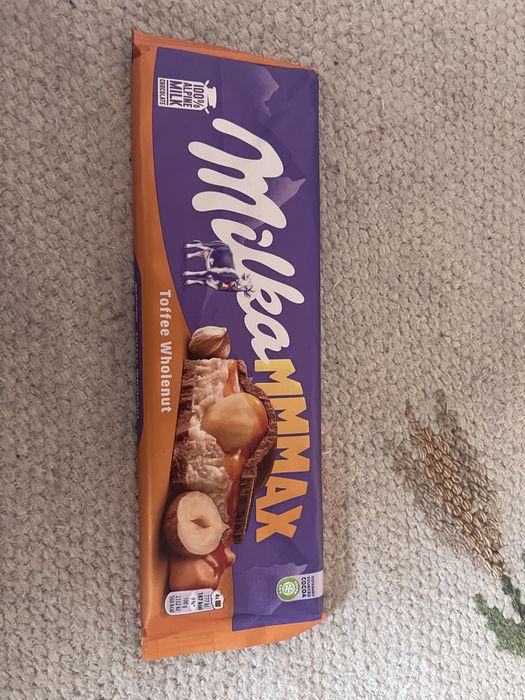 Duża czekolada milka toffee wholenuts max