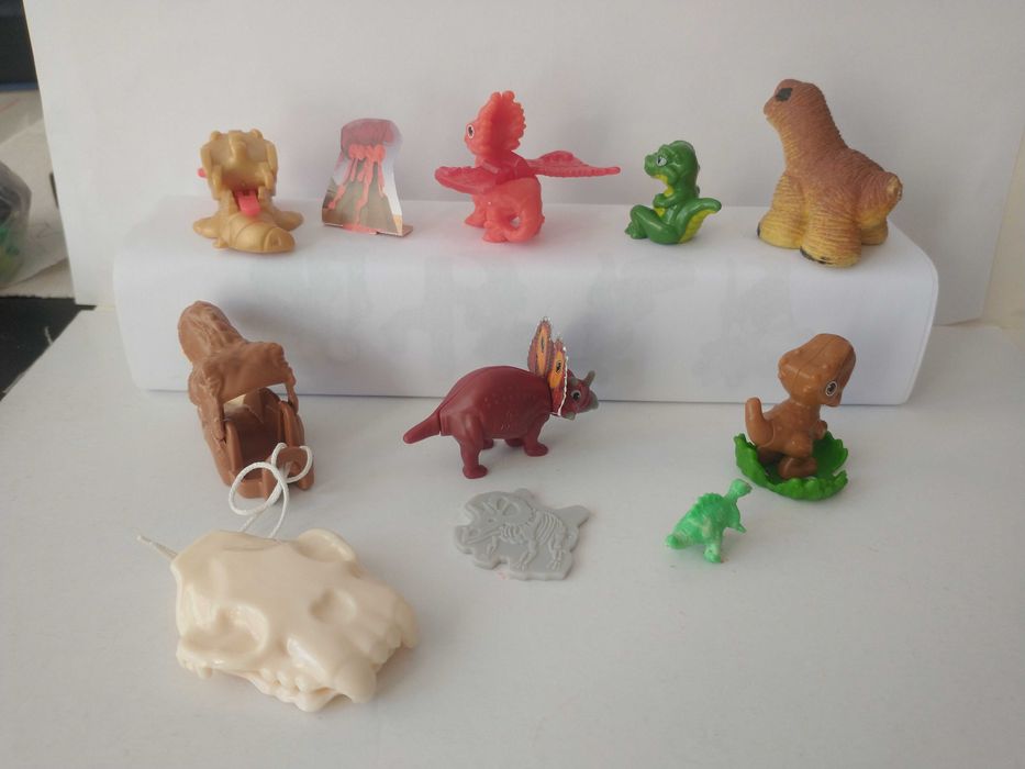 Figurki Kinder Smoki i Dinozaury (9szt)