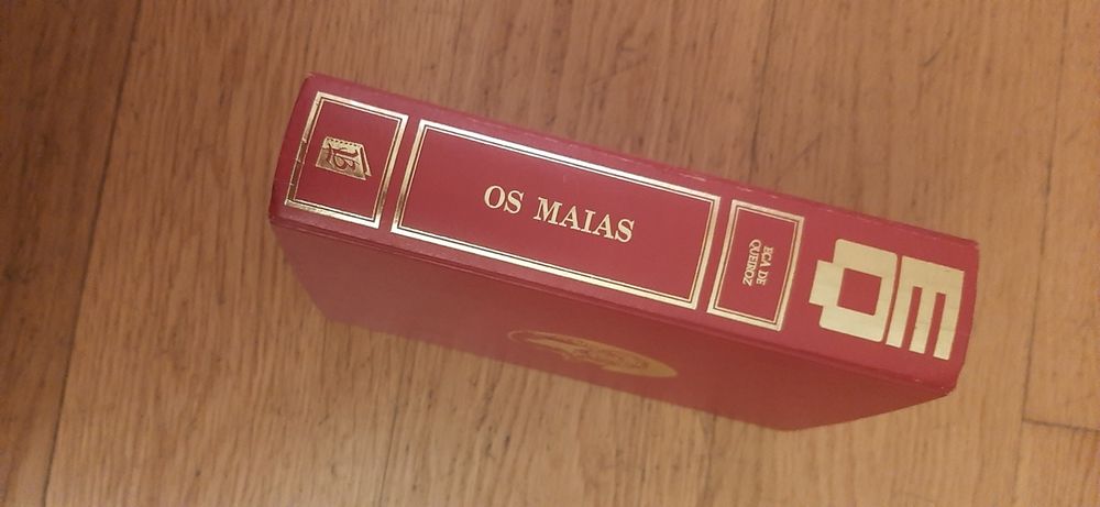 2 livros encadernados de Eça de Queiroz