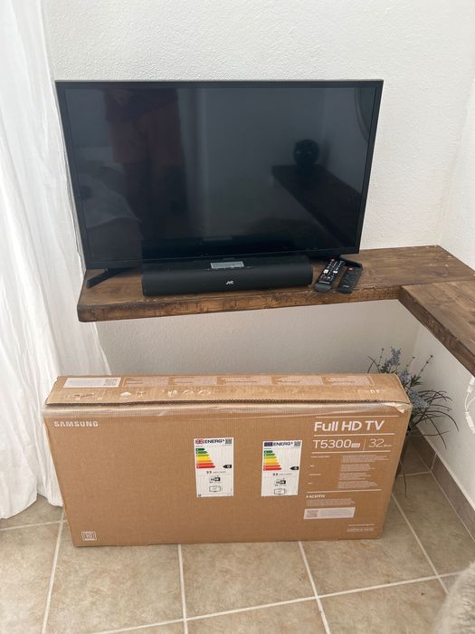 Samsung 32" T5300 HD Smart TV