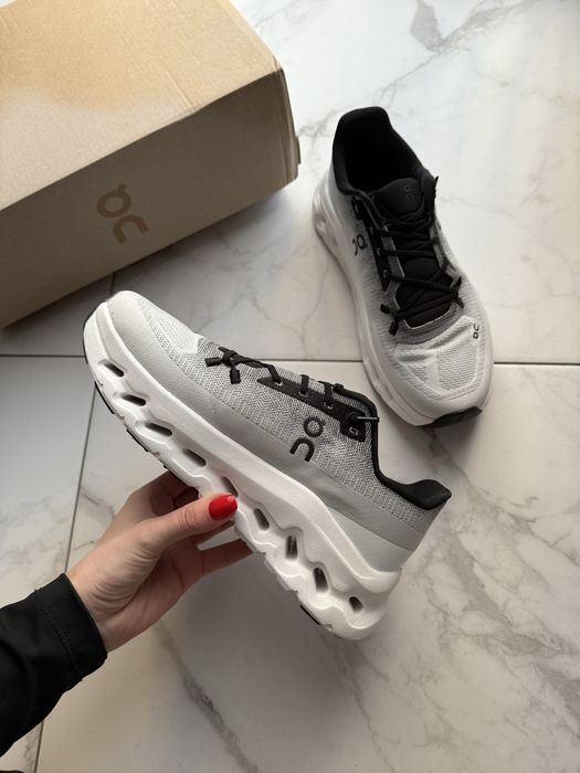 кросівки on cloudtilt