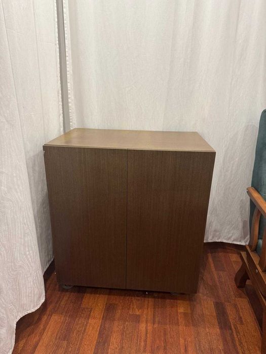 Armário de Apoio Baixo com Portas e Rodas – Castanho-Escuro