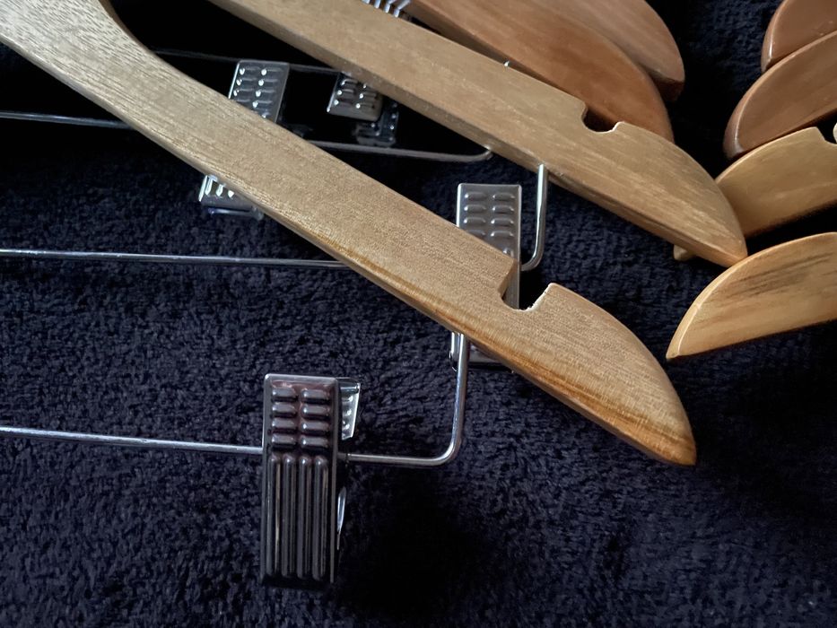 Hôma 25 cruzetas/cabides de madeira clara com molas para saias