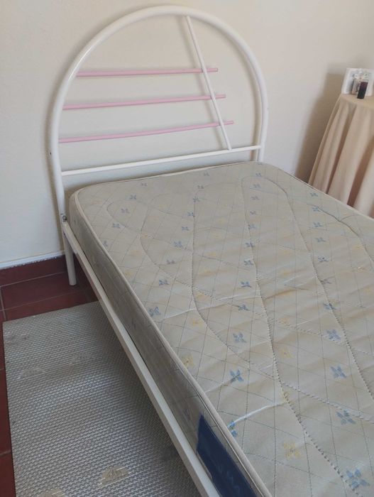 Cama solteiro com colchão mais criado mudo