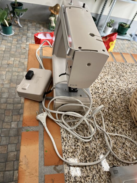 Maquina de costura a funcionar