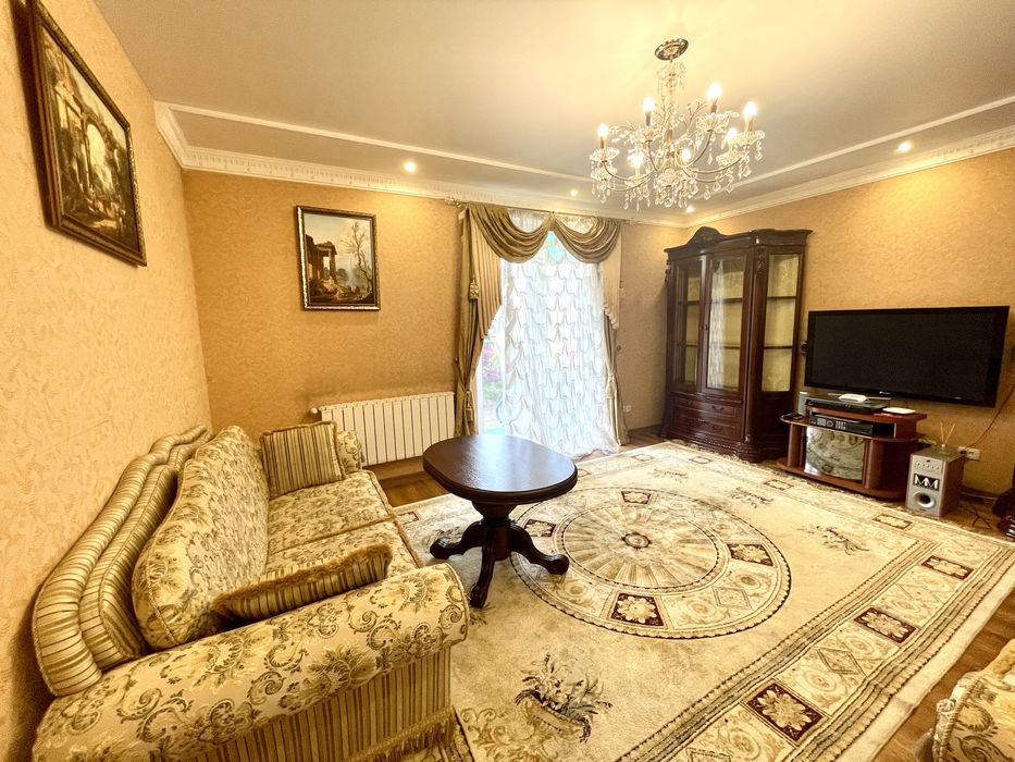 Будинок-герой, бо ж єдиний в своєму роді! 6 кімн. + гостьовий + гараж!