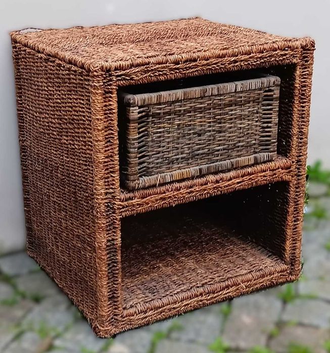 Móvel em verga com uma cesta