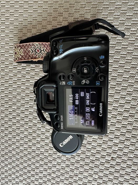 Vendo Canon EOS 1000D com duas lentes: 18–55mm (standard) e 18–135mm