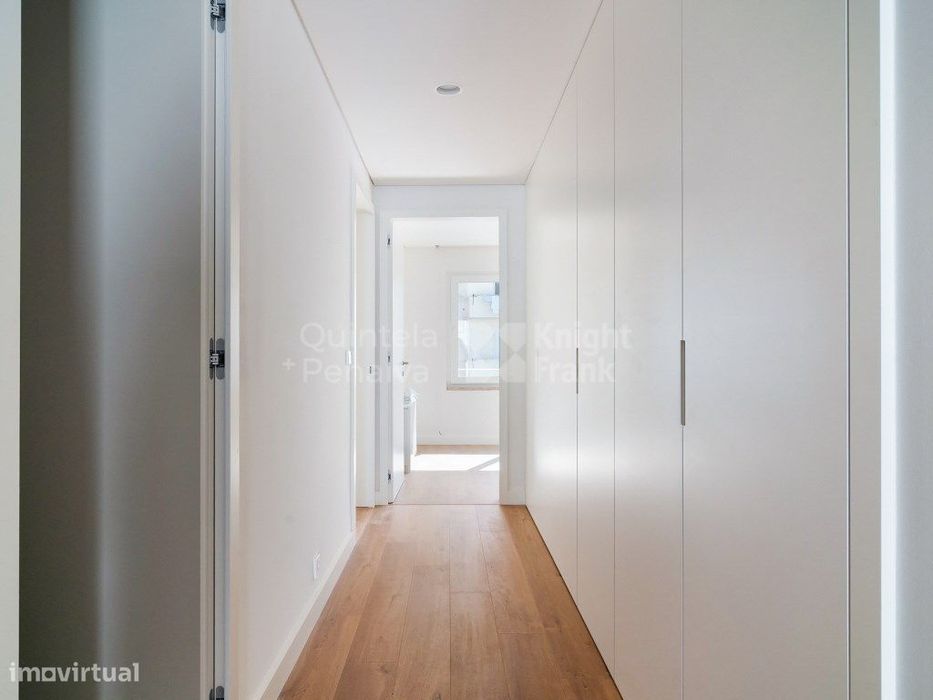 Apartamento T2 com varanda para arrendamento em Algés