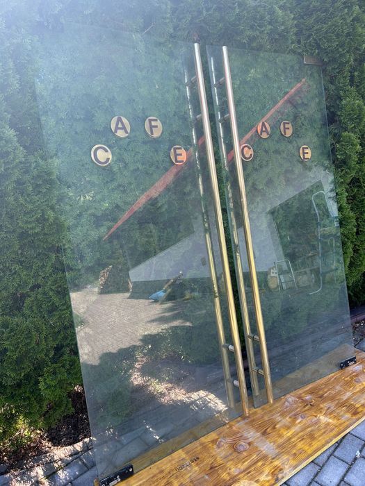 Szklane drzwi dwuskrzydłowe, hartowane.