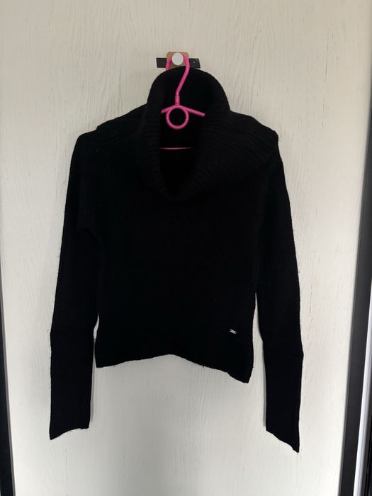 Czarny golf gruby wykladany na ramiona uniwersalny angora wonder women