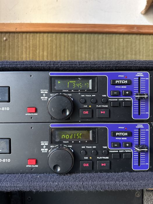 2 leitores de CD Numark Professional CD-810