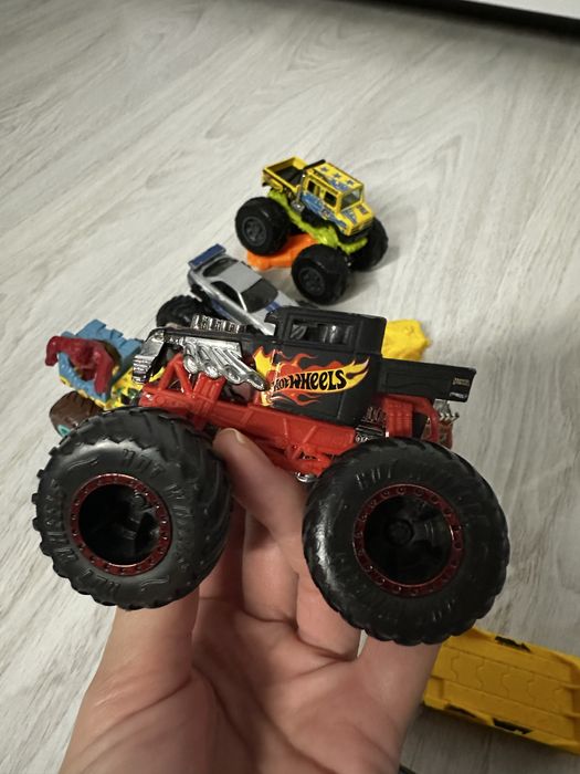 Машинки Hot Wheels монстртрак