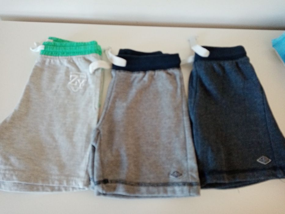 Lote de roupa de verão de menino 4/5 anos. Portes incluídos.