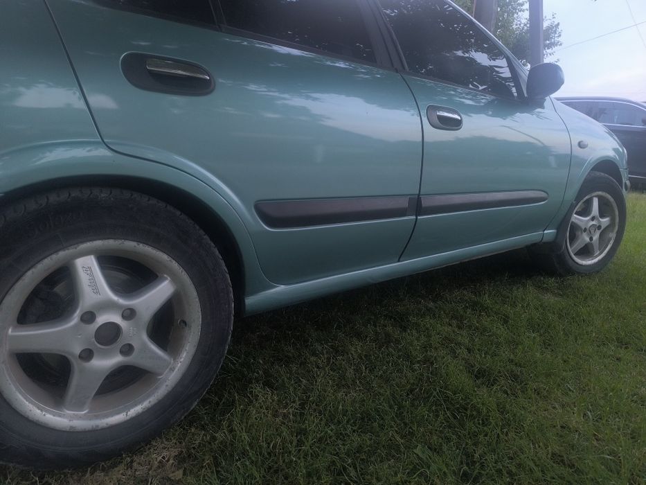 Автомобіль нісан альмера