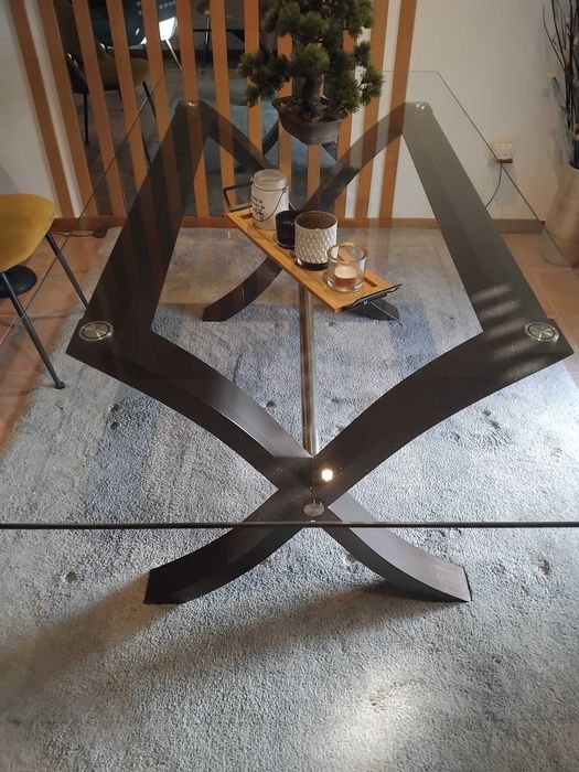 Mesa de jantar em bom estado