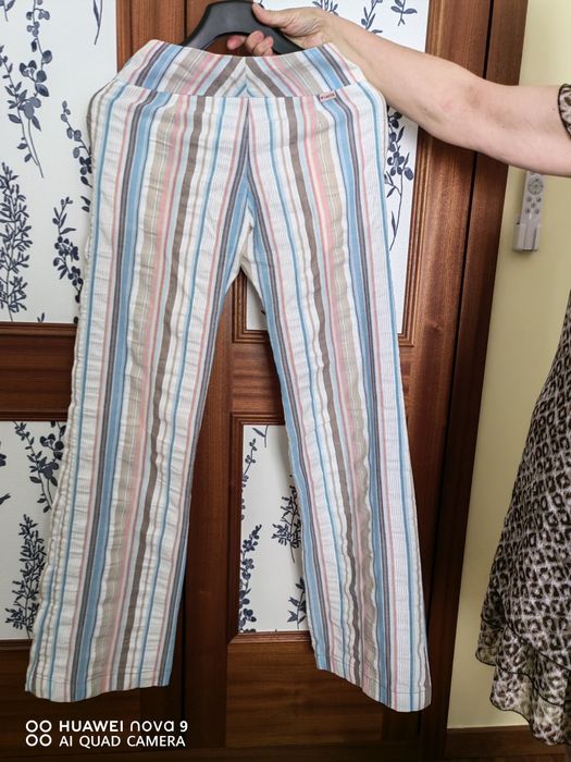 Calças em tecido NOVAS