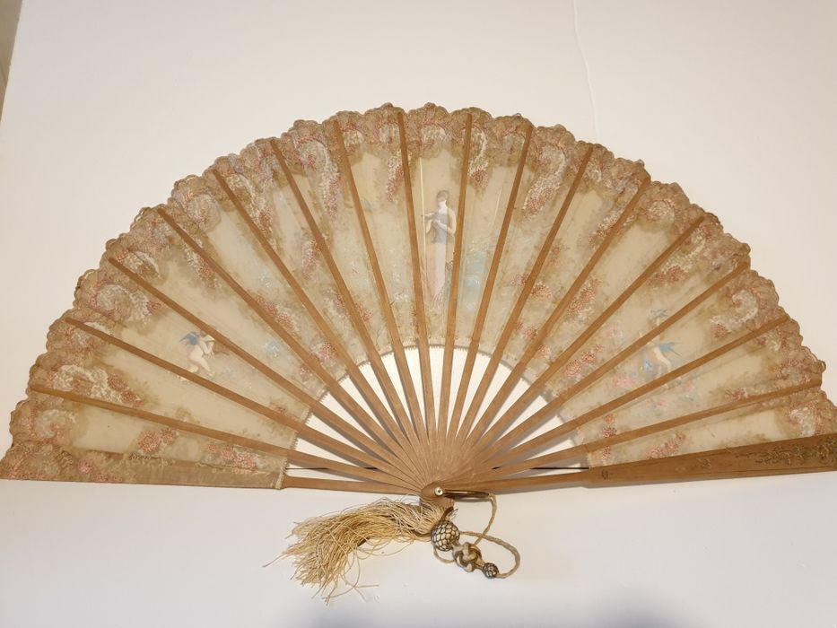 Antigo leque com bordados de Bruxelas e pintura romântica