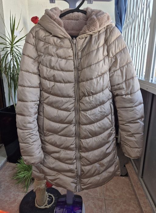 Quispo de penas côr de rosa forrado a pêlo no interior, reversível