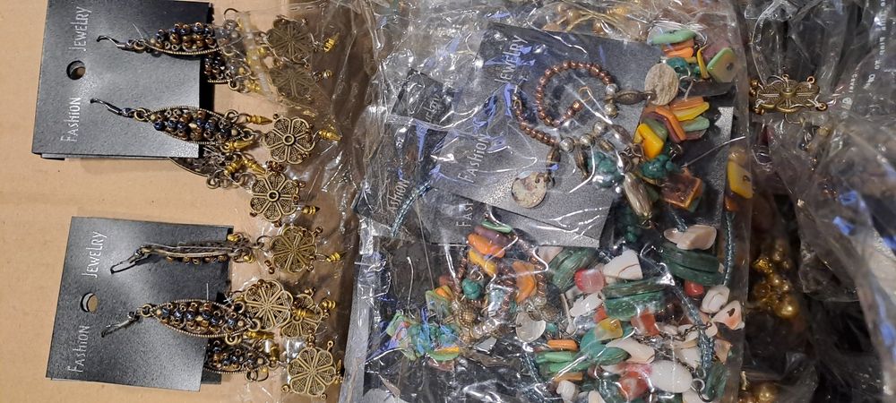 Várias pulseiras brincos e fios