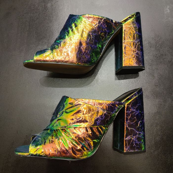 Designerskie przepiękne wielobarwne holograficzne sandały H&M.