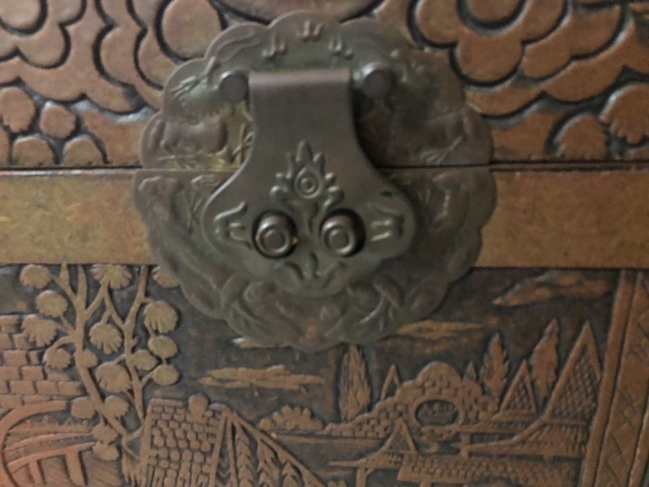 Bau ou mala em madeira macica antigo