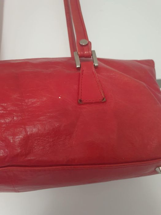 Czerwona torebka skórzana w stylu Prada – elegancka i pojemna