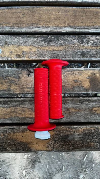 Продам грипсы domino